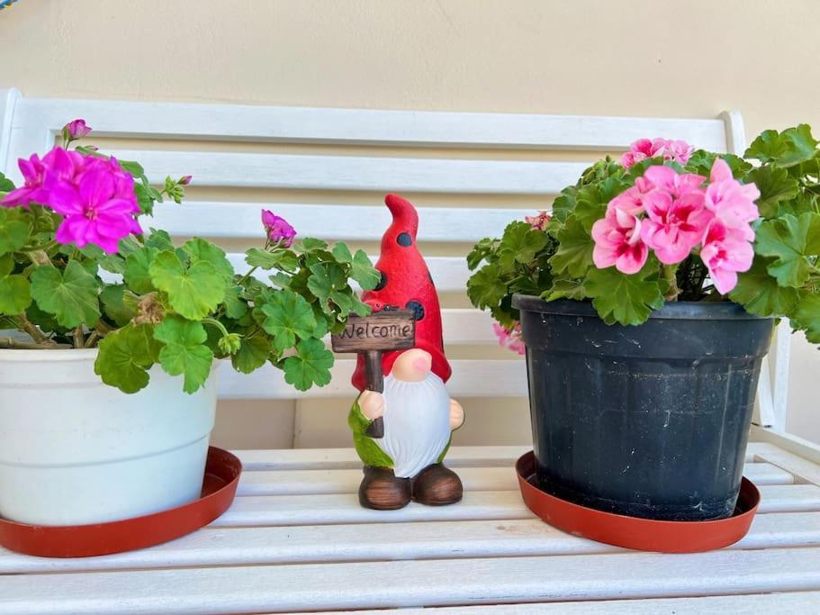 Cozy Fairytal Garden Apartment, Family Friendly, Free Parking, 15 Min To Airport Athen Eksteriør bilde