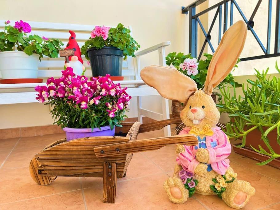 Cozy Fairytal Garden Apartment, Family Friendly, Free Parking, 15 Min To Airport Athen Eksteriør bilde